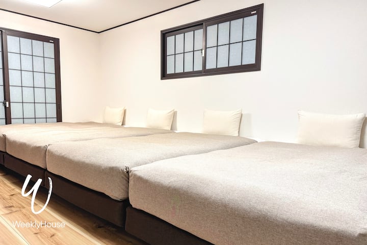 Hiki ni chumba kikuu cha kulala chenye vitanda vinne vya watu wawili.
Friji ndogo na kiyoyozi pia vinapatikana.