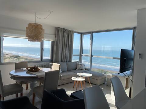 Stunning 10th floor facing the sea!