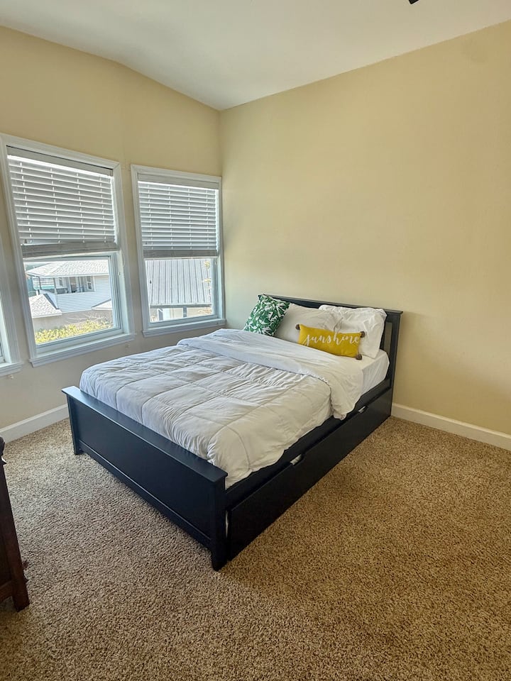La chambre 4 dispose d'un lit Queen Size avec lit gigogne complet, de sièges confortables, d'un ventilateur au plafond, d'un placard et d'une télévision Roku.