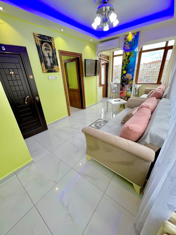 Il y a 1 climatiseur dans le salon pour 18 000 puissance et 21 000 onduleurs climatisation dans la chambre 
Il peut rendre la maison très cool avec 2 super climatiseurs au total...