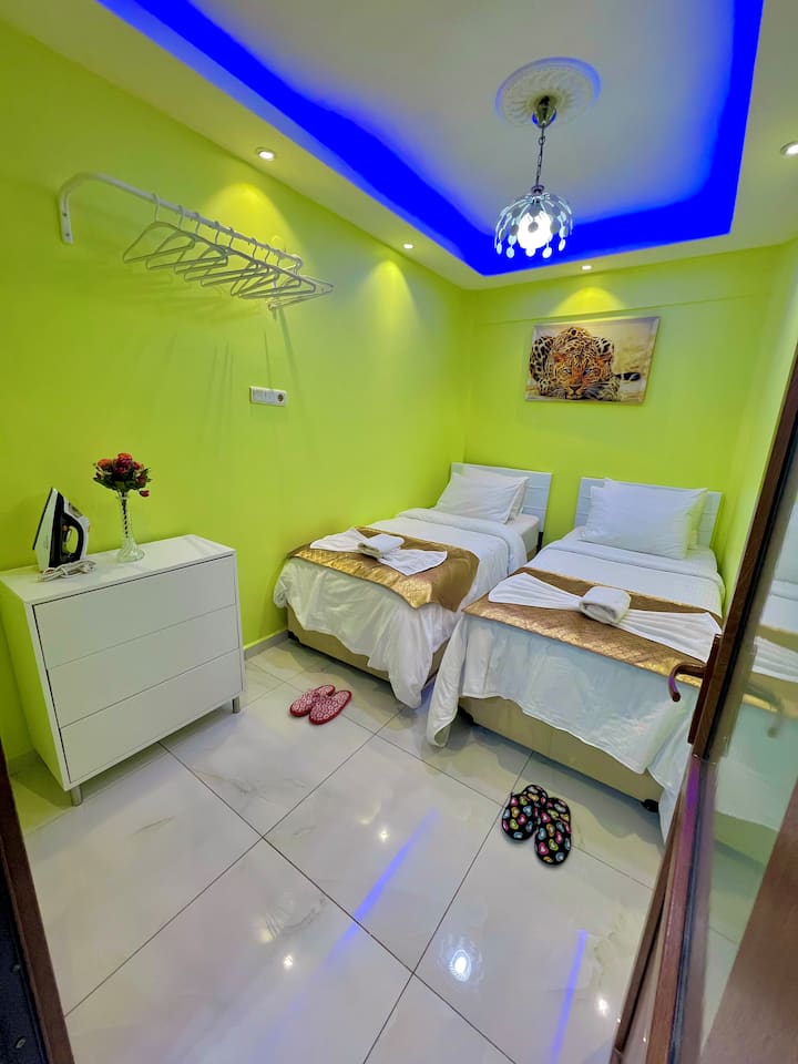 draps strictement complets pour les nouveaux voyageurs dès que nos voyageurs partent de l'appartement, des draps sont des draps absolument complets, les serviettes sont changées avec des produits hygiéniques propres, l'hygiène est certainement notre priorité absolue, une présentation hygiénique super propre est certainement notre priorité absolue