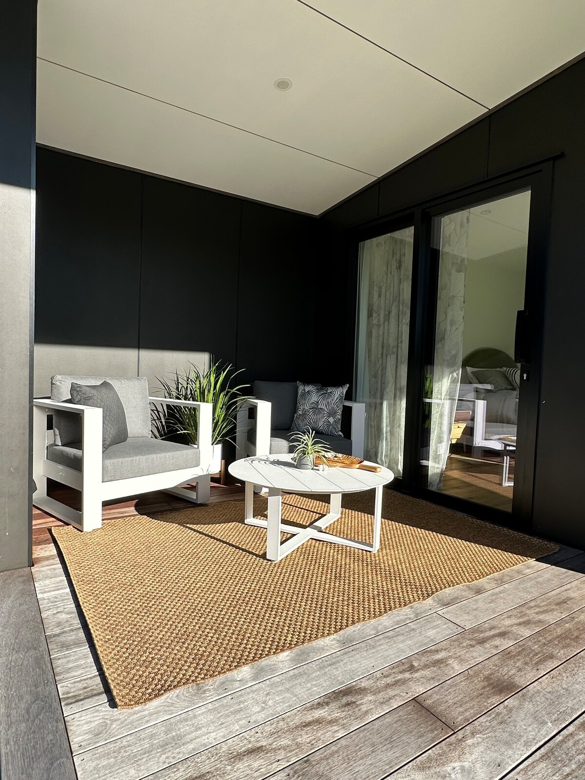 Popular Airbnb listing: Kōtare Creek: Fantail Cabin in Mercury Bay