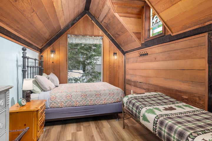 Apodada «The Chapel», esta habitación de la planta superior cuenta con techos altos de madera, una vidriera que resplandece con la luz del sol, una cama tamaño queen y una cama plegable, ideal para una estancia tranquila en una cabaña.