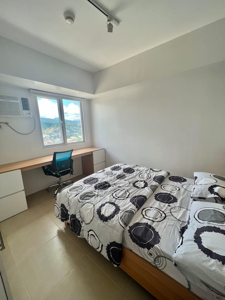 Cama tamaño queen estándar con cama y almohadas de calidad hotelera