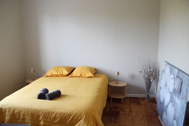 საძინებელი 2, პირველ სართულზე: 1 ორადგილიანი საწოლი (140×190) + გარდერობი