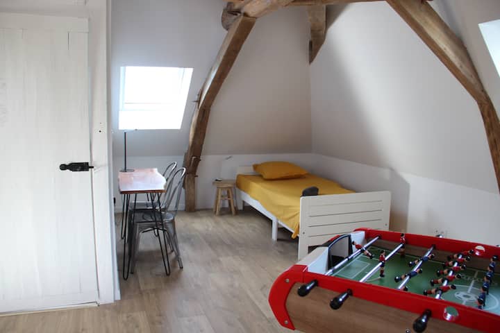 საძინებელი 3: 2 საწოლი (90x190), სამუშაო მაგიდა და თამაშები (მაგ., ფუსბოლი).