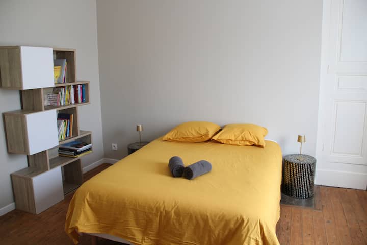 საძინებელი 1 (პირველი სართული): 140×190‑სმ ზომის 1 საწოლი და ჩვილის საწოლი დახრილი მატრასით, ასევე, გარდერობი. ხელმისაწვდომია ბავშვისთვის განკუთვნილი აღჭურვილობა: მაღალი სკამი, ბავშვის ნოყიერი, ბავშვის ბანაობის საშუალება.