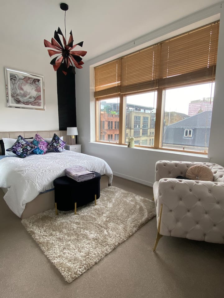 Veliki bračni krevet u prostranoj spavaćoj sobi