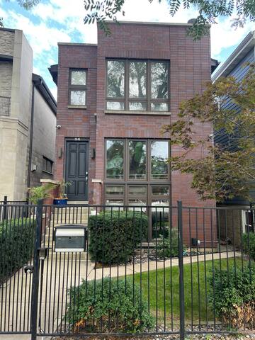 Homer Street Hotel: Bucktown Upscale Designer Home gallery image 2