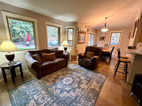 Top performing Airbnb: The Heavenly Hideaway - Your Blind Bay Getaway in Columbia Shuswap C