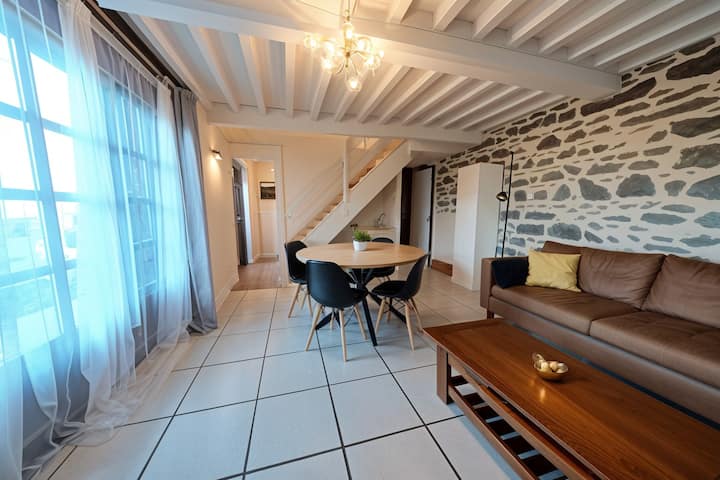 Terrasse Avec Vue Sur Le Château - Châtel-Guyon
