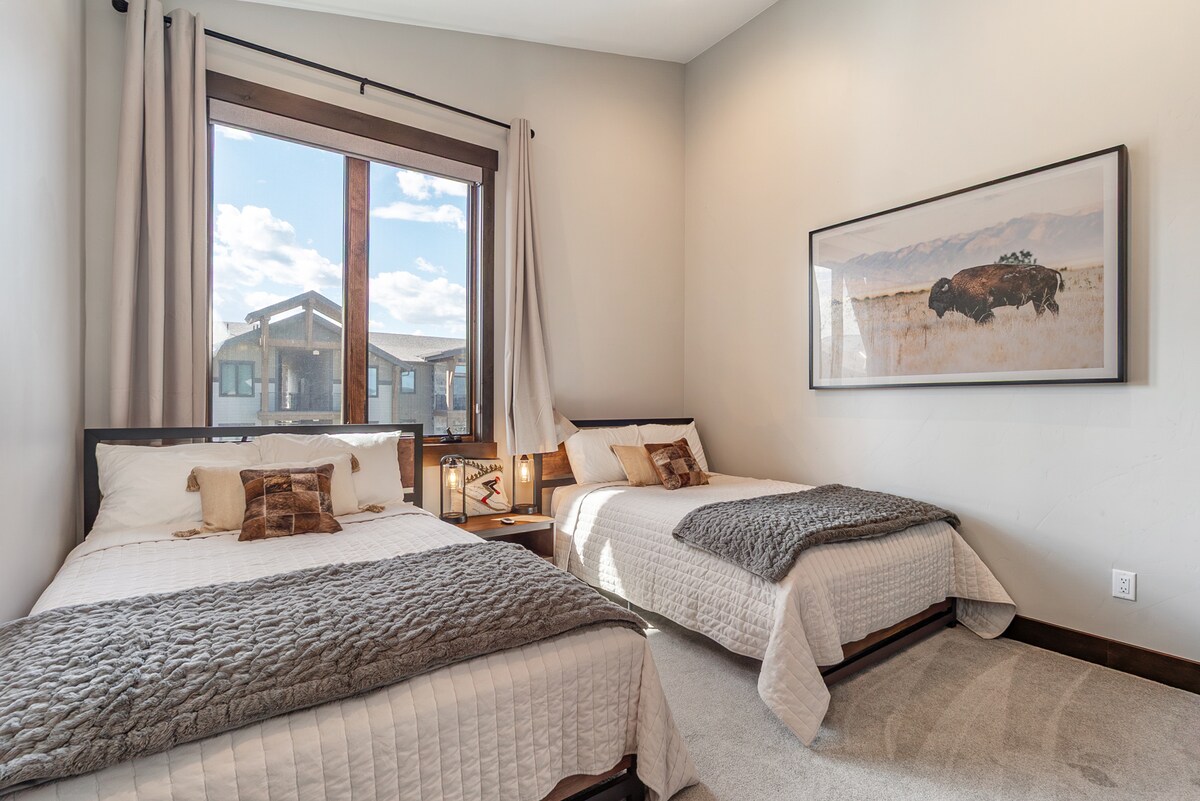 Две големи легла със 100% затъмняващи завеси за дълбок сън!