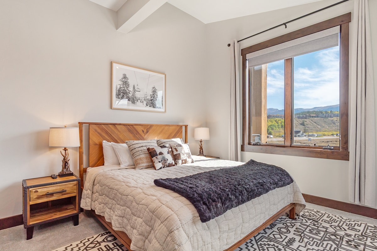 Голямо двойно легло със 100% затъмняващи завеси за дълбок сън!