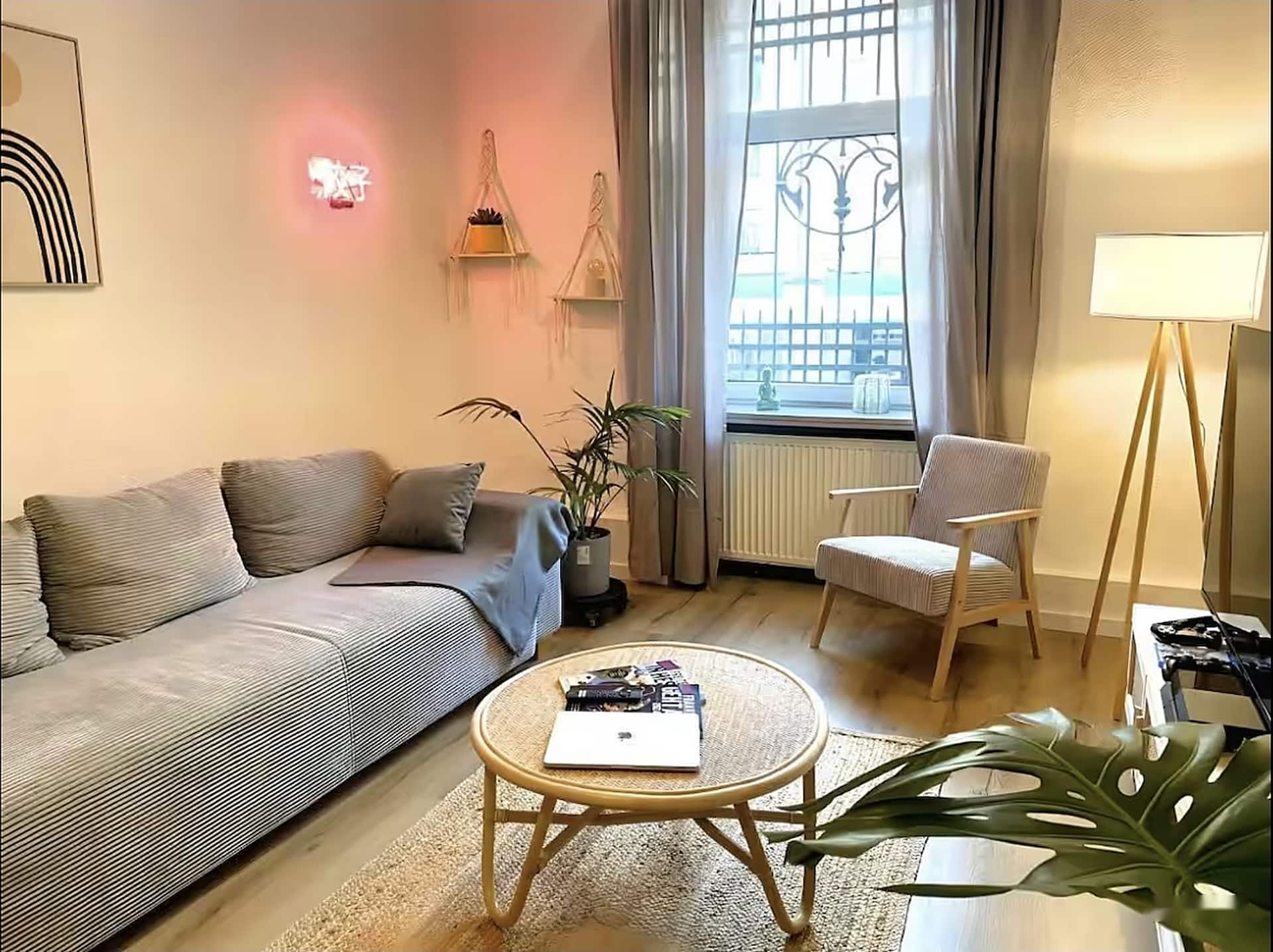Cozy downtown oasis | Trade fair | Workplace
