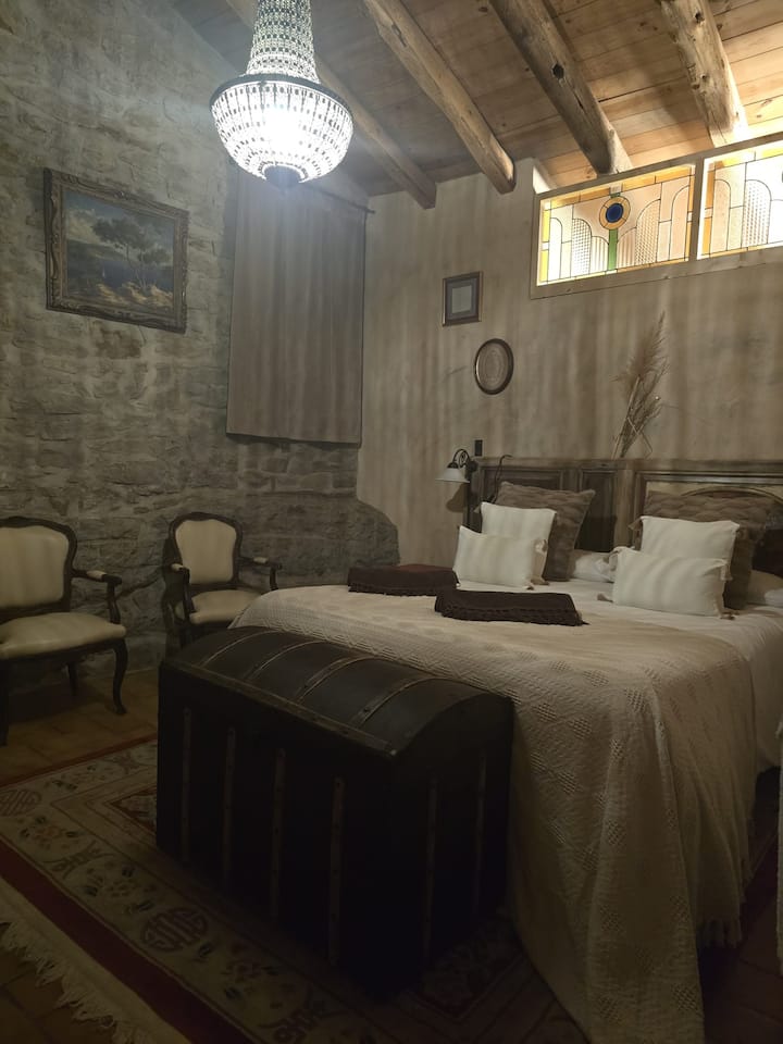 ห้องพักพร้อมเตียงคู่ตู้เสื้อผ้าเตี้ยๆไม้แขวนเสื้อหมอนผ้าปูที่นอนและหมอนลาบาซิโอมีหน้าต่าง 2 บานหันหน้าไปทางด้านนอก