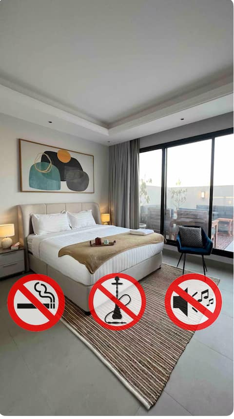 Luxurious private apartment - with spacious balcony /ground parking, /self check-in