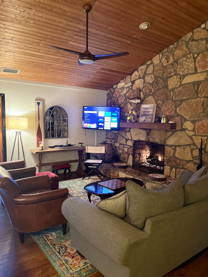 Lakefront Retreat-watercraft/fishing 
Twitty Time - Treehouse Vineyards, Monroe