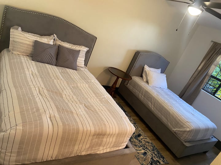 غرفة نوم ثالثة في الطابق السفلي مع أسرّة كاملة الحجم + خزانة + حمام كامل. 