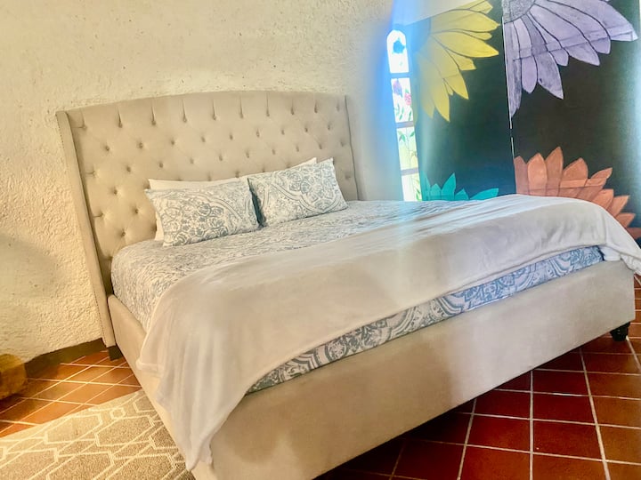 غرفة النوم الرئيسية في الطابق السفلي مع سرير بحجم كينغ + حمام كامل + خزانة. 