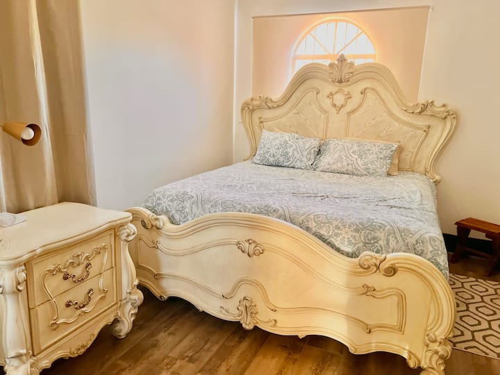 غرفة النوم الخامسة في الطابق العلوي مع سرير بحجم Cal - King. تحتوي غرفة النوم هذه على باب متصل منزلق، متصل بإحدى غرف النوم الرئيسية مع حمام كامل.