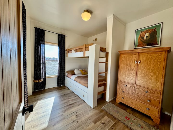 Chumba cha pili cha kulala chenye magodoro 2 yenye ukubwa maradufu kwenye ghorofa ya kwanza