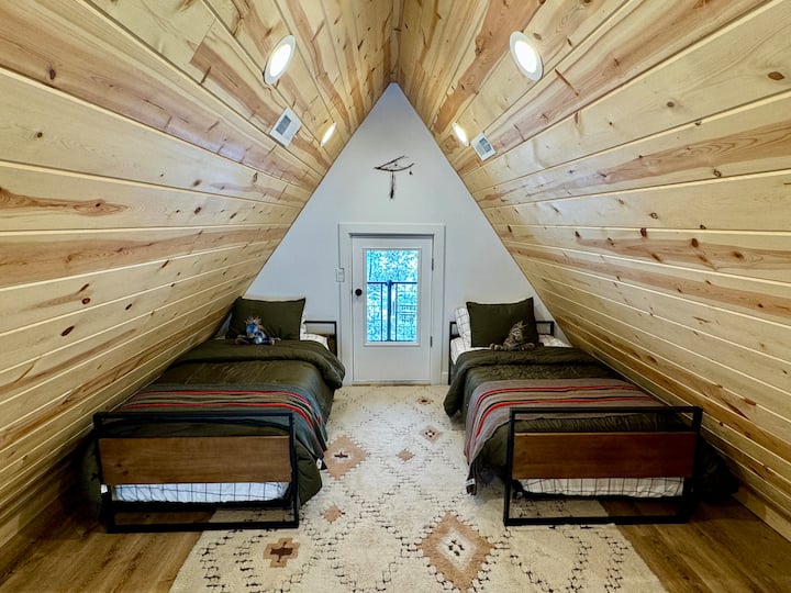 Vitanda vinne vya ukubwa mmoja kwenye roshani ya juu (ghorofa ya tatu)