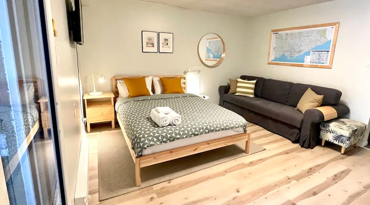 Il letto matrimoniale e il divano letto possono ospitare fino a tre persone.

Il divano letto si apre su un comodo letto matrimoniale. Un cuscino in più, la biancheria da letto e un piumino sono riposti ordinatamente all'interno dello scomparto del divano letto.