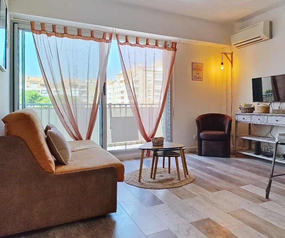 Top Airbnb: "La Gavine" apartment on the port of Hyères in Hyères