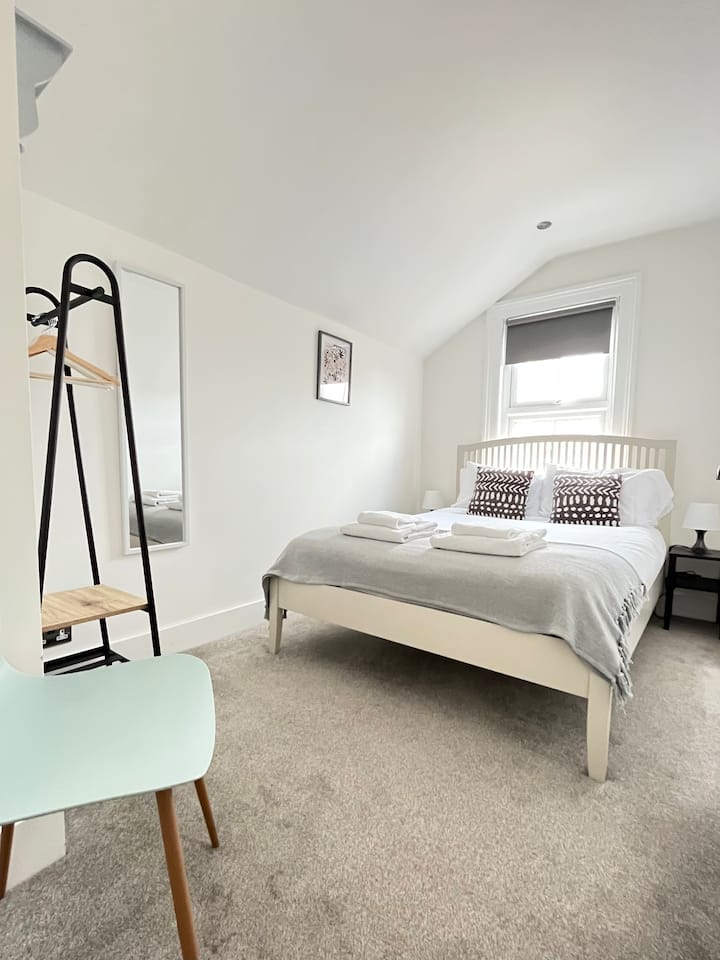 კომფორტული ორადგილიანი ნომერი ბაღის ხედით