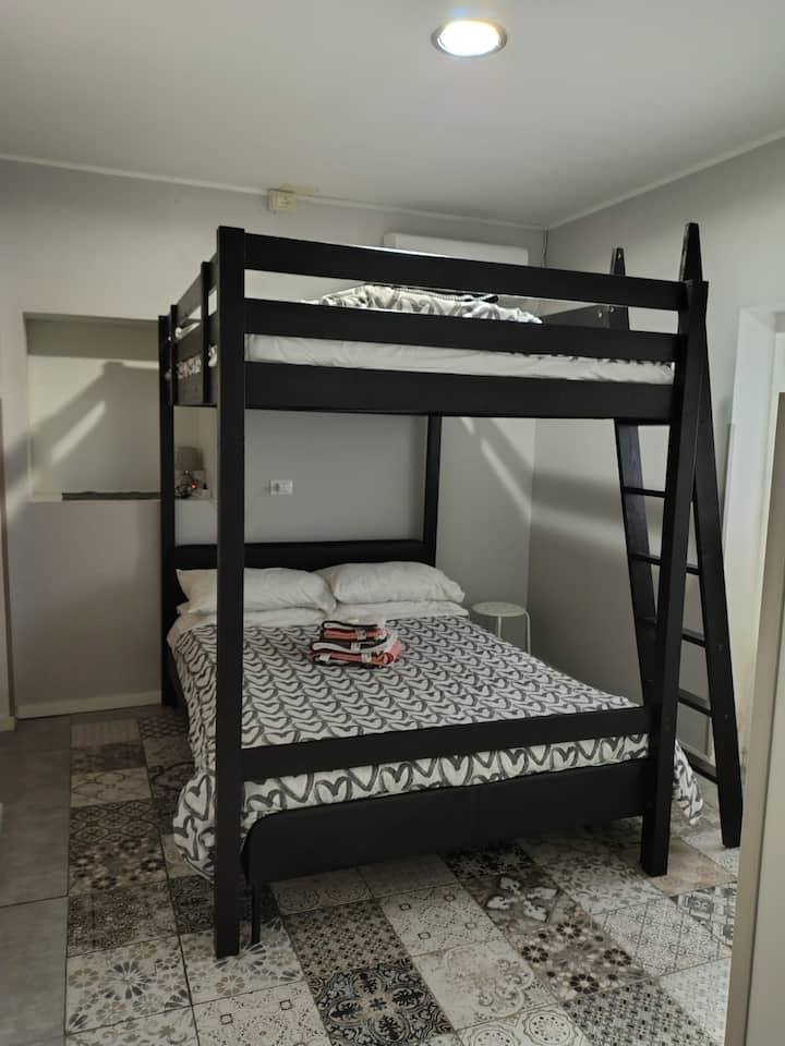 Camera da letto con letto a soppalco: 150×200 letto inferiore, 130×200 letto superiore. 3 adulti oppure 2 adulti +2 bambini