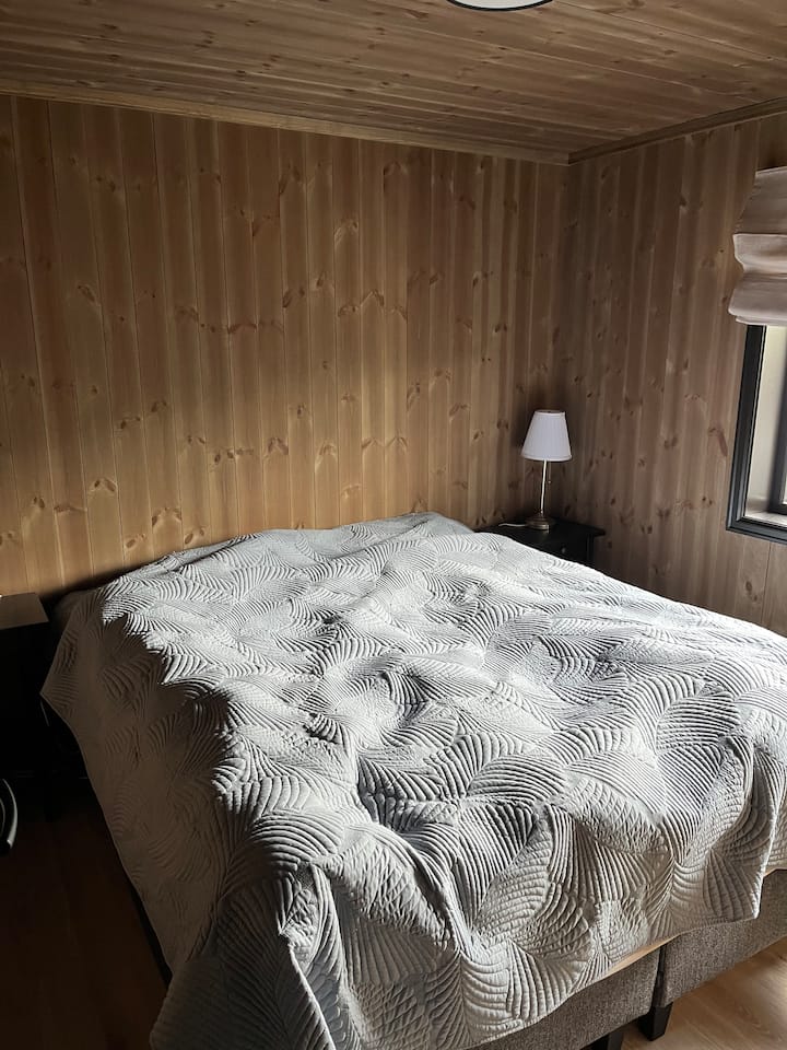 Საძინებელი 1, 180 სმ ზომის საწოლი. 