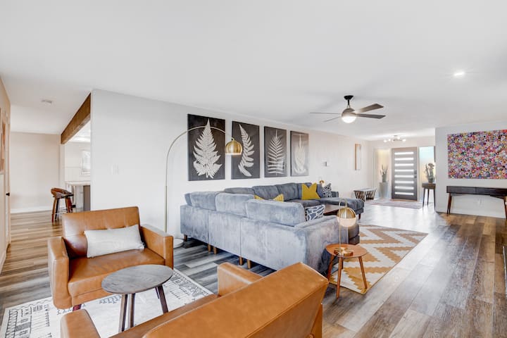 Mid-century Home near Strip/Downtown w/Heated Pool gallery image 4