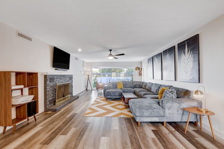 Mid-century Home near Strip/Downtown w/Heated Pool gallery image 3