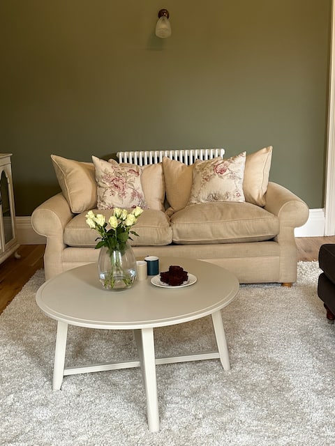 Top Airbnb: Beautiful Spacious 2 double bedroom apartment in Abbots Leigh