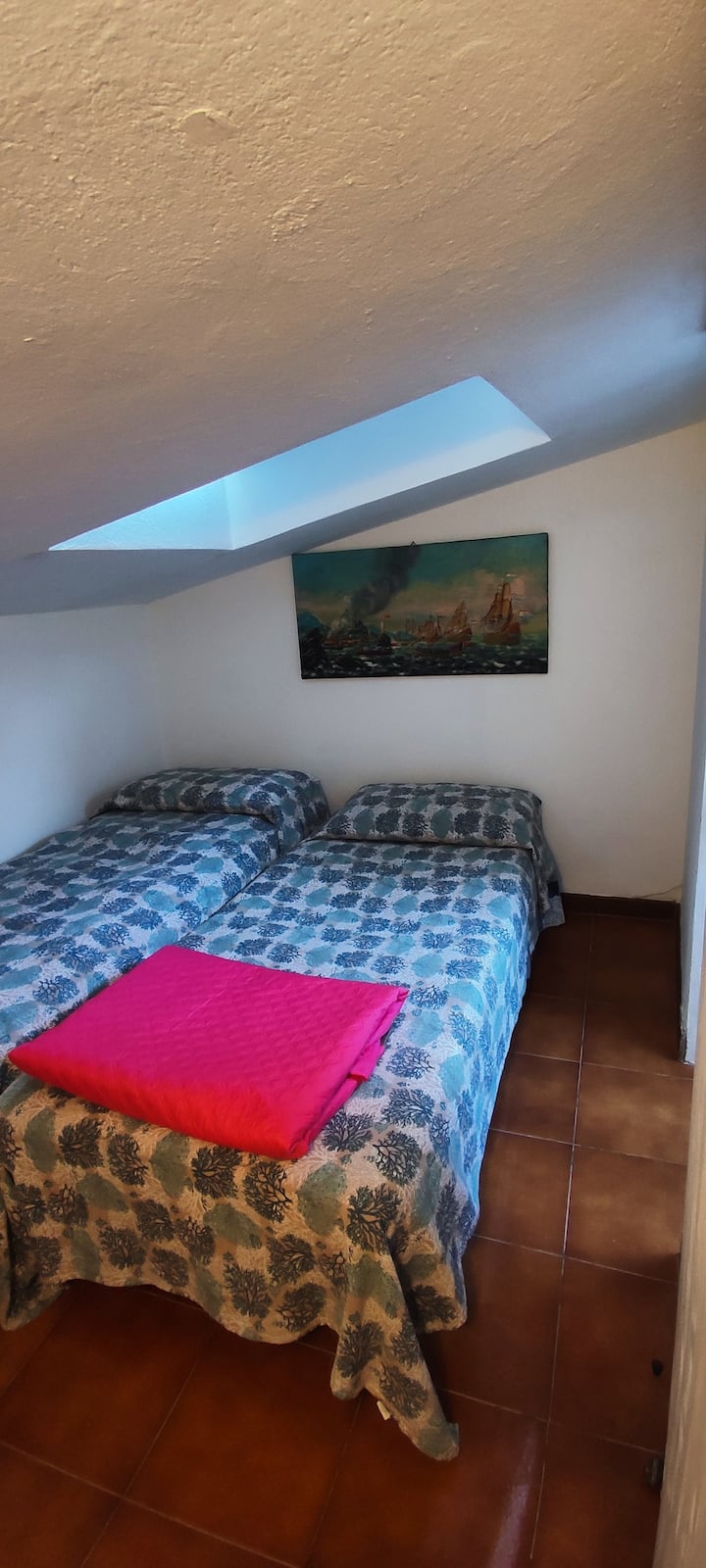 habitación en el ático con baño