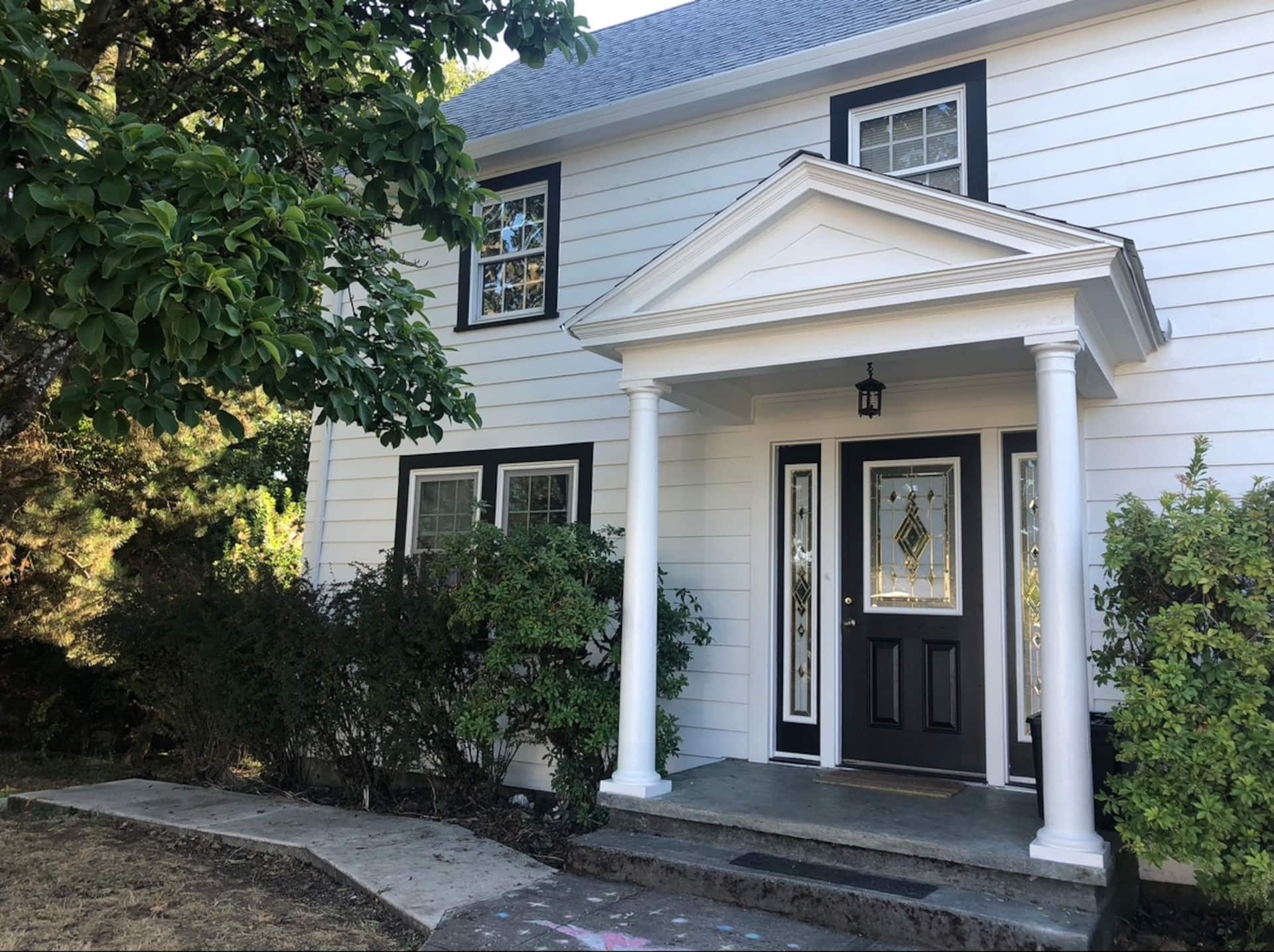 Colonial-Style Retreat On the Columbia