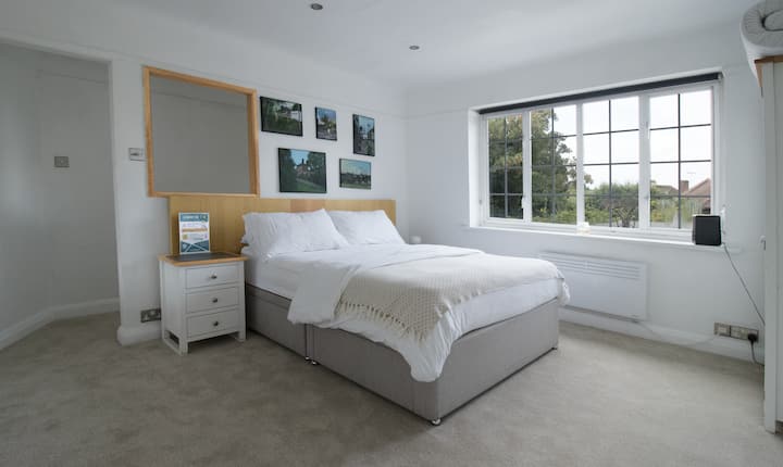 Family One Bedroom Flat With Private Kitchen - Epsom