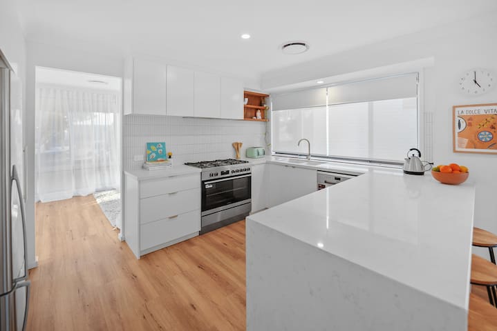 Hibiscus at South One Mile gallery image 4