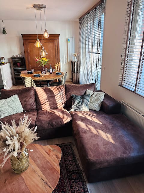 Spacious apartment in the heart of  downtown with parking