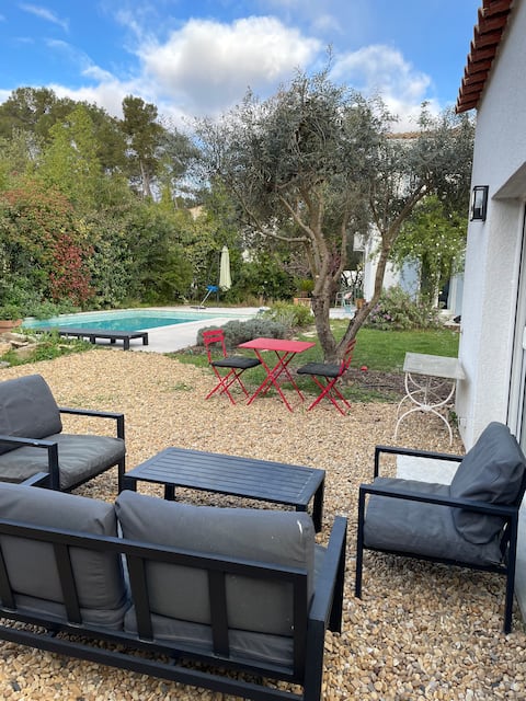 Small house with garden and pool in a quiet area.