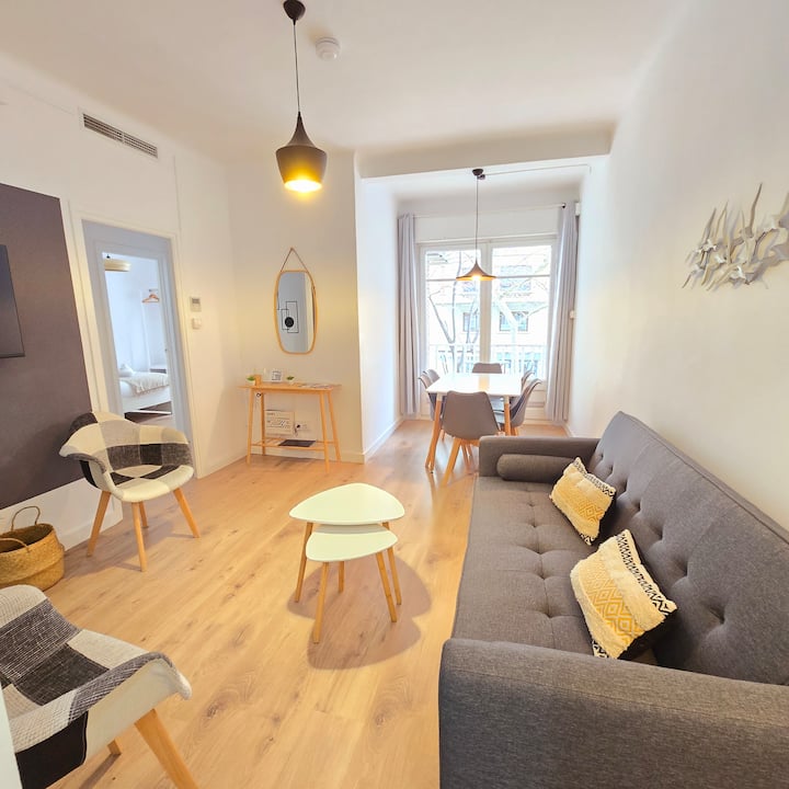 G13- 4 Bedrooms Apt./ Balcony, In Sagrada Familia - Barcelona