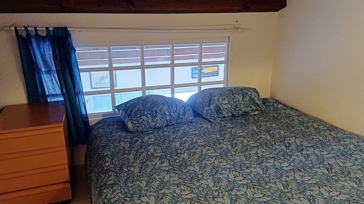 2 Einzelbetten als Doppelbett mit Unterlaken und Spannbettlaken Doppelbett vorbereitet.