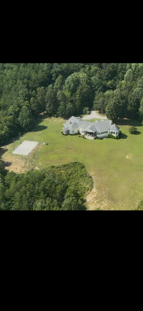 Mountain Escape: King Beds, Kitchen, Arcade Hiking