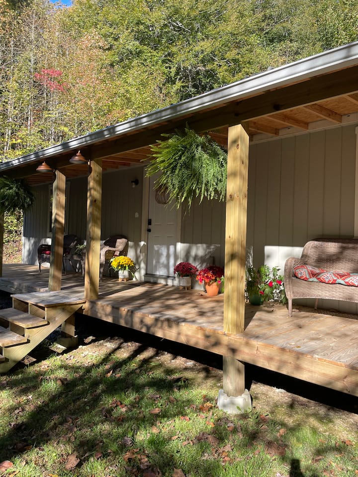 Outdoor Lover's Creekside Cabin (dog friendly)