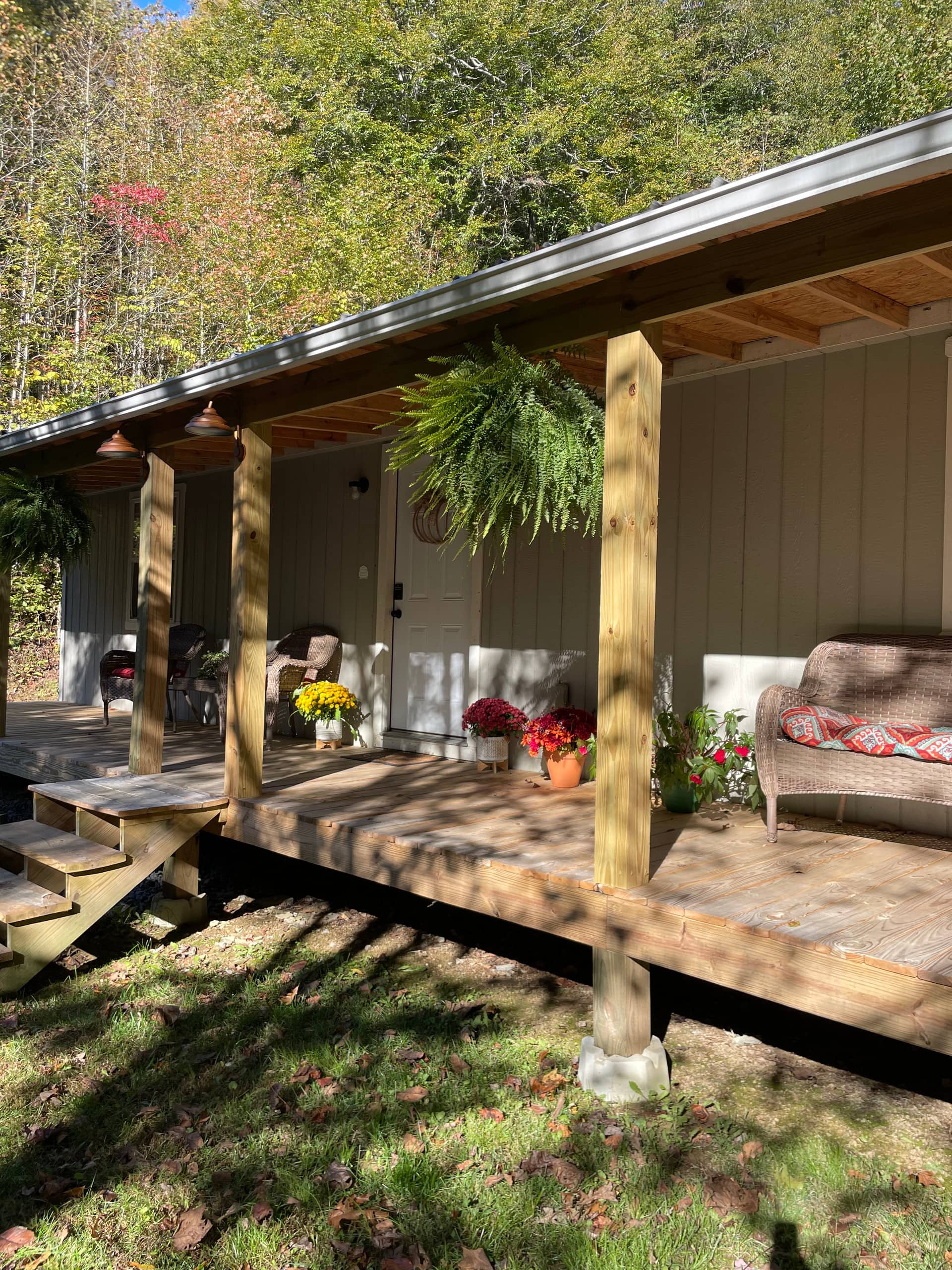 Outdoor Lover's Creekside Cabin (dog friendly)