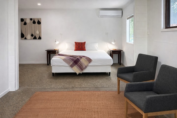El dormitorio principal es un refugio de gran tamaño con su propia sala de estar, cama tamaño king y baño privado.