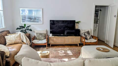 Top Airbnb: Relaxed Art Deco Stay in Bondi's Quiet Quarter in Bondi