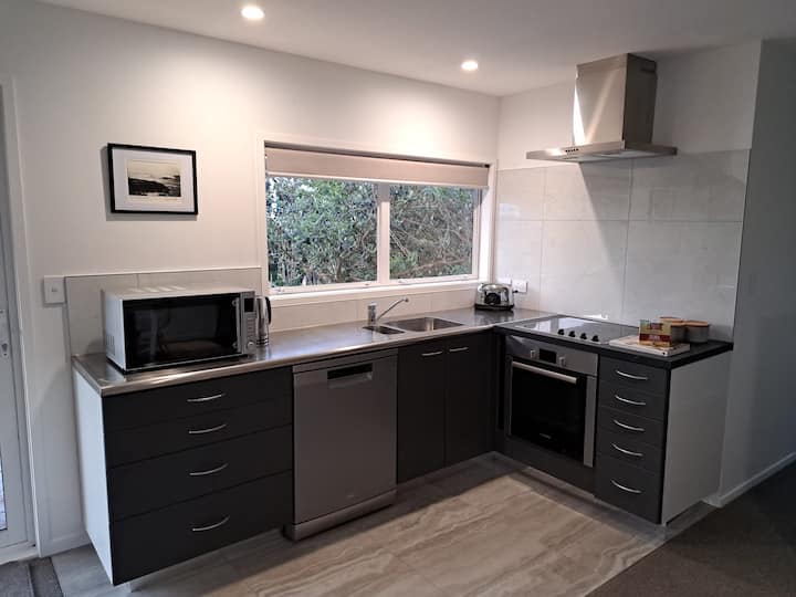 Longview Cottage Bethells Area
Sunny Quiet Private - Auckland