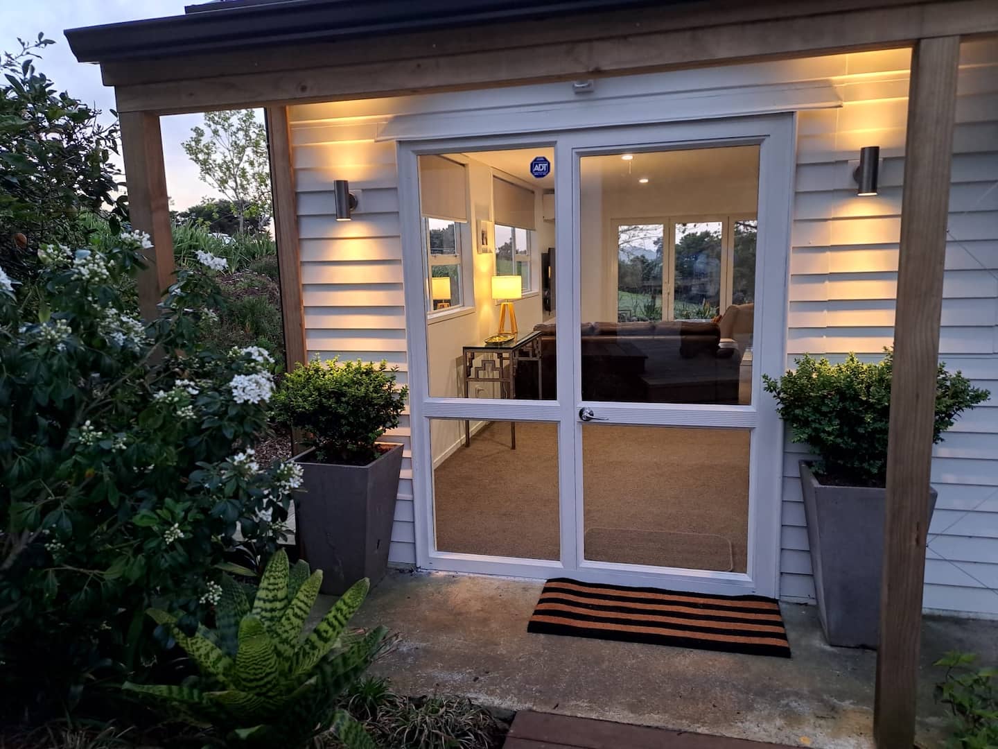 Longview Cottage Bethells Area
Sunny Quiet Private 5