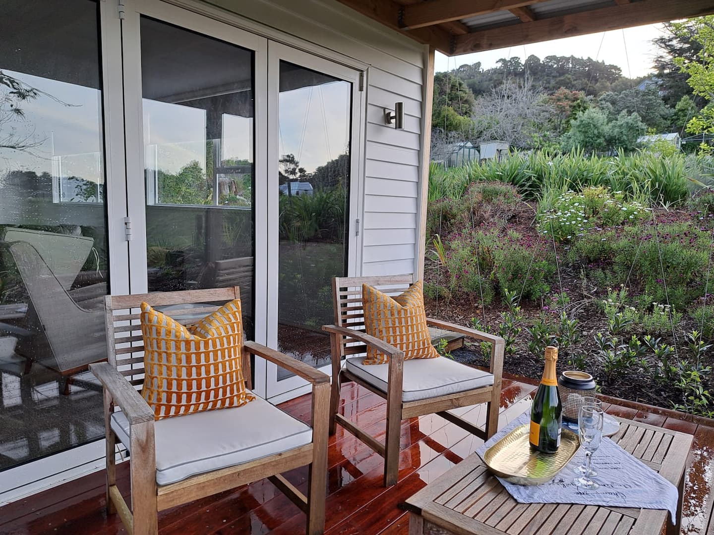 Longview Cottage Bethells Area
Sunny Quiet Private 2